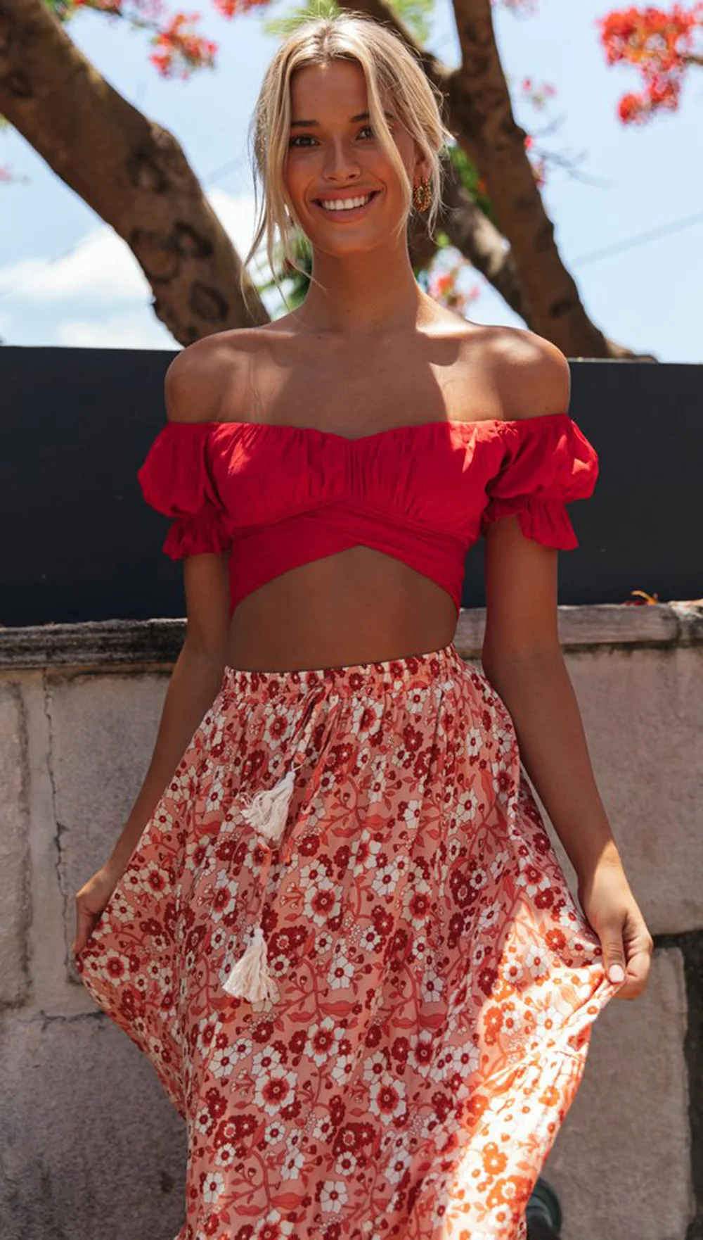 European and American ins women's summer 2021 new lantern square V-neck umbilical back lace solid color short top
European and American ins women's summer 2021 new lantern square V-neck umbilical back lace solid color short top