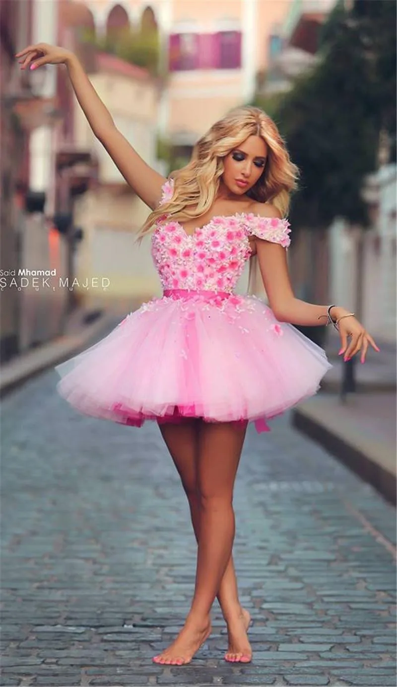 2015 Stunning Rose Flowers Pink short Prom Dresses Off Shoulder Lace Applique Crystal Beads Backless Lace Up prom gowns party
2015 Stunning Rose Flowers Pink short Prom Dresses Off Shoulder Lace Applique Crystal Beads Backless Lace Up prom gowns party