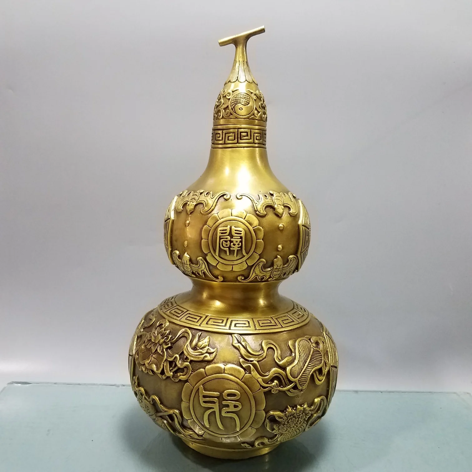 wedding decoration China Feng Shui Seikos brass wealth auspicious Lucky gourd status Carved Tai Chi Bat Pattern Imply evil
wedding decoration China Feng Shui Seikos brass wealth auspicious Lucky gourd status Carved Tai Chi Bat Pattern Imply evil