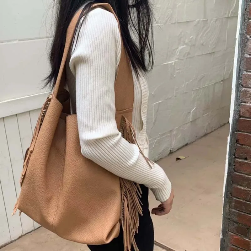 Vintage Tassel Bucket Bag Designer Women Shoulder Bags Luxury Soft Matte Pu Leather Handbag Large Tote Lady Composite Purse 2022
Vintage Tassel Bucket Bag Designer Women Shoulder Bags Luxury Soft Matte Pu Leather Handbag Large Tote Lady Composite Purse 2022