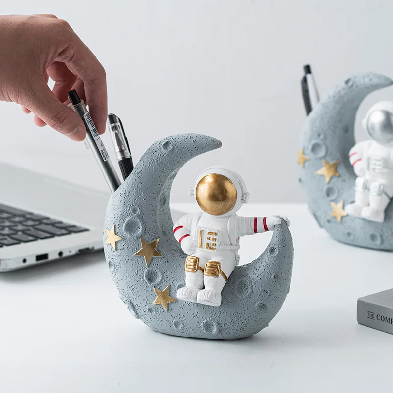 Creative Astronauts Figurine Cute Pen Holder Resin Ornament Moon Crafts Individual Gift Office Desktop Decorations Home Decor
Creative Astronauts Figurine Cute Pen Holder Resin Ornament Moon Crafts Individual Gift Office Desktop Decorations Home Decor