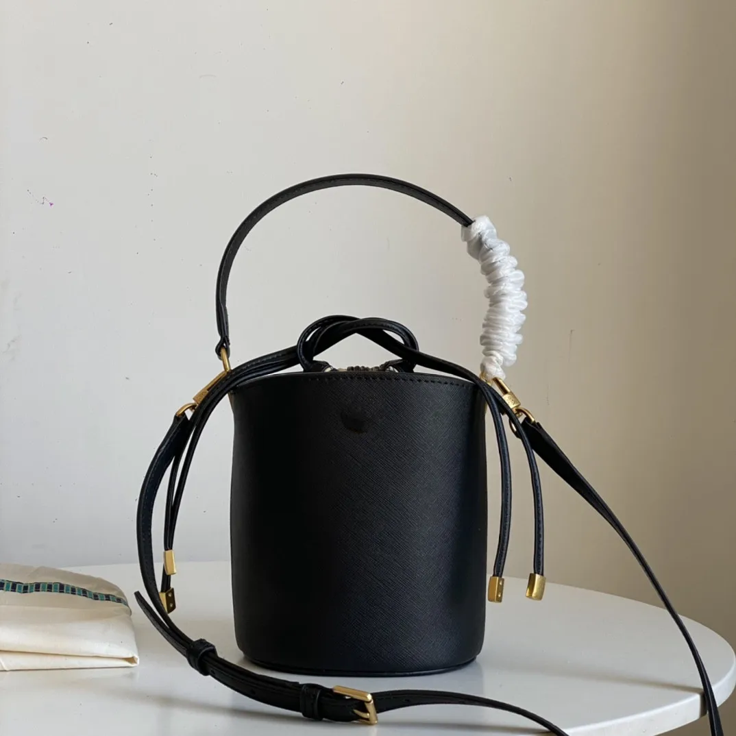 Новая кожаная женская косметичка, модная сумка большой вместимости, сумка-ведро, сумка для обеда
Новая кожаная женская косметичка, модная сумка большой вместимости, сумка-ведро, сумка для обеда