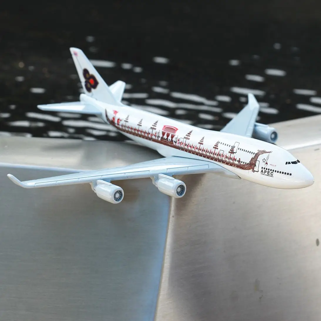 Thailand Airways B747 Dragon Boat Aircraft Alloy Diecast Model 15cm Aviation Collectible Miniature Souvenir Ornament
Thailand Airways B747 Dragon Boat Aircraft Alloy Diecast Model 15cm Aviation Collectible Miniature Souvenir Ornament