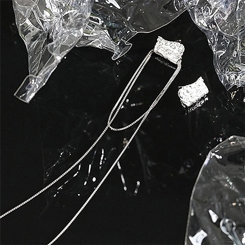 S925 Silver Needle Asymmetrical Tassel Earrings Long Female French Chain Temperament Wrinkled Texture Square Tin Foil Earrings
S925 Silver Needle Asymmetrical Tassel Earrings Long Female French Chain Temperament Wrinkled Texture Square Tin Foil Earrings