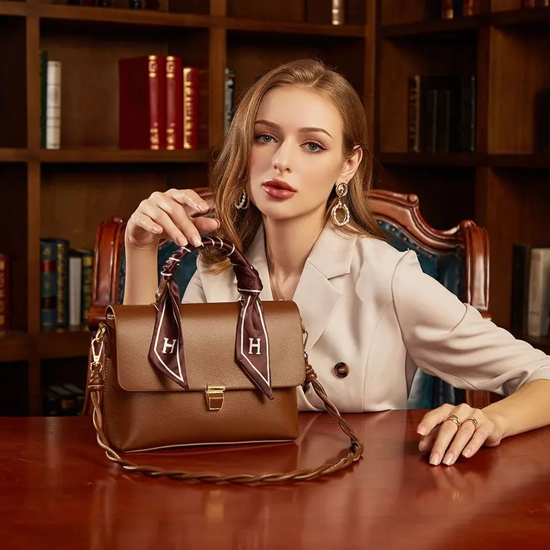 LU.FAWN Silk Scarf Handbag Retro Style Ladies Shoulder Bag Temperament Goddess Buckle Small Fragrance 2021 New Fashion5816
LU.FAWN Silk Scarf Handbag Retro Style Ladies Shoulder Bag Temperament Goddess Buckle Small Fragrance 2021 New Fashion5816