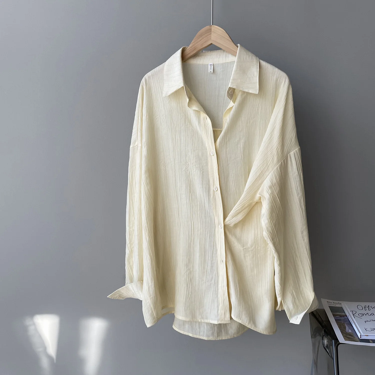 Irregular pleated long-sleeved shirt women 2021 spring French lapel shirt blouse
Irregular pleated long-sleeved shirt women 2021 spring French lapel shirt blouse