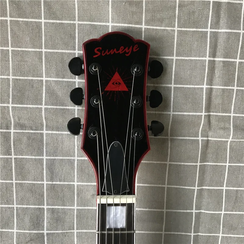 High quality new electric guitar, red lulu binding, tiger maple veneer, peach blossom core wood. Free shipping
High quality new electric guitar, red lulu binding, tiger maple veneer, peach blossom core wood. Free shipping