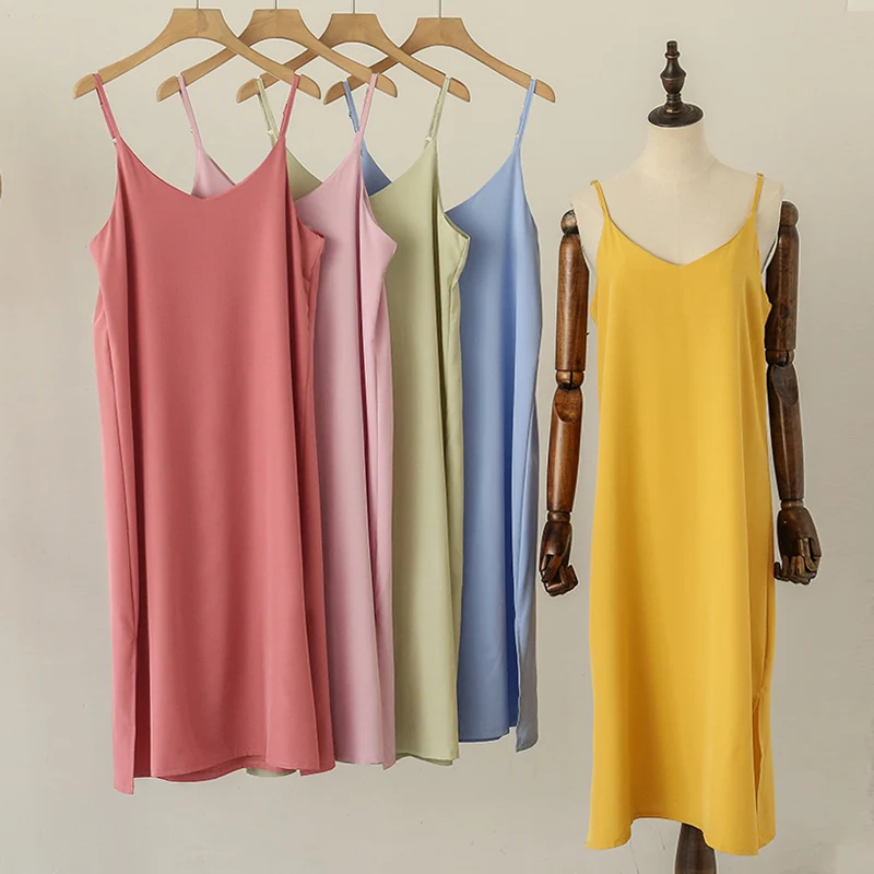 Женское платье с V-образным вырезом, регулируемым поясом и разрезом сбоку 
Женское платье с V-образным вырезом, регулируемым поясом и разрезом сбоку