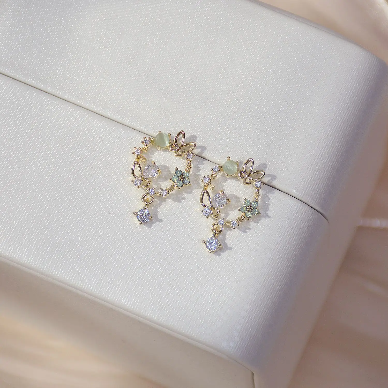 Korean Style Exquisite Butterfly Flower Wreath Stud Earrings For Women Inlaid Zircon Opal Temperament Elegant Fairy Earrings
Korean Style Exquisite Butterfly Flower Wreath Stud Earrings For Women Inlaid Zircon Opal Temperament Elegant Fairy Earrings
