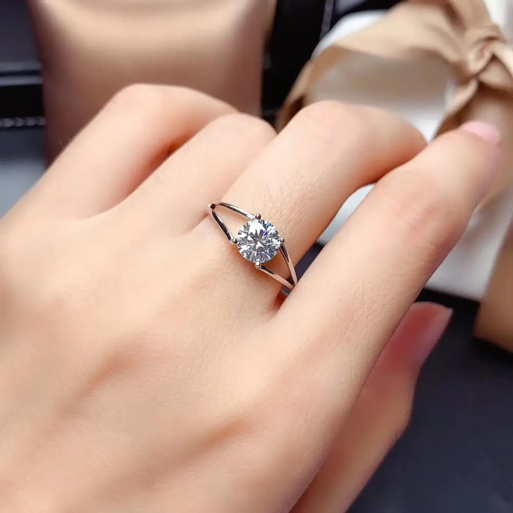 MeiBaPJ New Arrival 1 Carat D Color Moissanite Diamond Simple Ring for Women 925 Sterling Silver Fine Wedding Jewelry
MeiBaPJ New Arrival 1 Carat D Color Moissanite Diamond Simple Ring for Women 925 Sterling Silver Fine Wedding Jewelry
