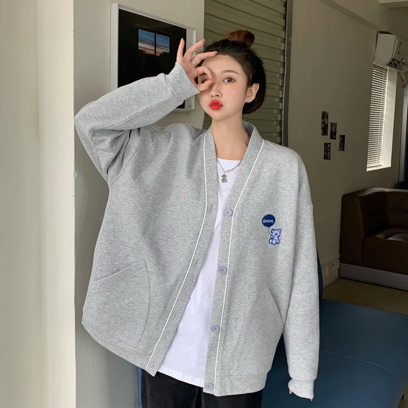 Autumn 2021 Korean College Style Bear Embroidery Sweatershirt Women Loose V-Neck Button Pocket Cardigan Female Baseball Uniform
Autumn 2021 Korean College Style Bear Embroidery Sweatershirt Women Loose V-Neck Button Pocket Cardigan Female Baseball Uniform