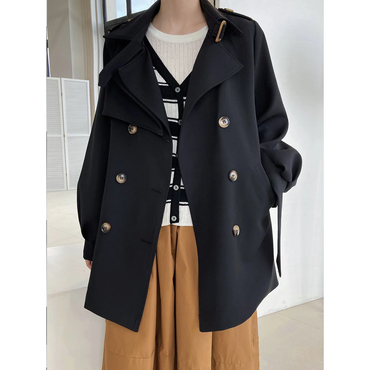 955 Autumn Women Trench Coat Korean Fashion Solid Color Simple Lantern Sleeve Turndown Collar Streetwear Short Windbreaker Femme
955 Autumn Women Trench Coat Korean Fashion Solid Color Simple Lantern Sleeve Turndown Collar Streetwear Short Windbreaker Femme