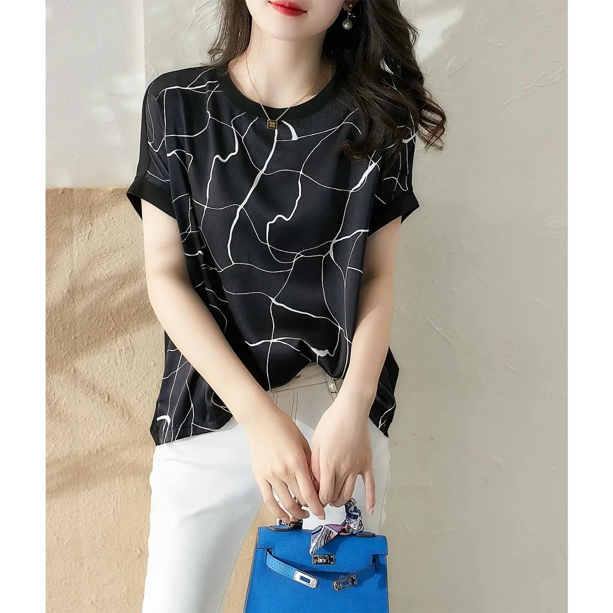Short Sleeve Tees Trend Black White Silk Thin Top Plus Size Korean Style Aesthetic T-shirt Fashion Women's Summer Clothing 2021
Short Sleeve Tees Trend Black White Silk Thin Top Plus Size Korean Style Aesthetic T-shirt Fashion Women's Summer Clothing 2021