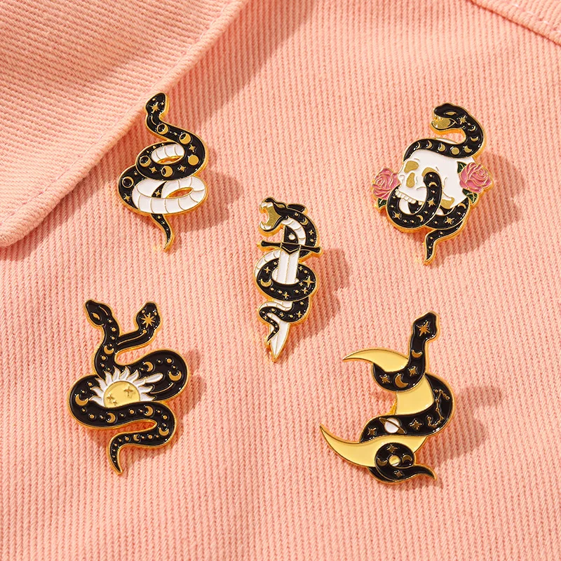 Cartoon Cute Snake-shaped Wrapping Brooch Black Punk Brooches Jewelry Snake Enamel Pins Sun Flowers Moon Dagger Brooch
Cartoon Cute Snake-shaped Wrapping Brooch Black Punk Brooches Jewelry Snake Enamel Pins Sun Flowers Moon Dagger Brooch