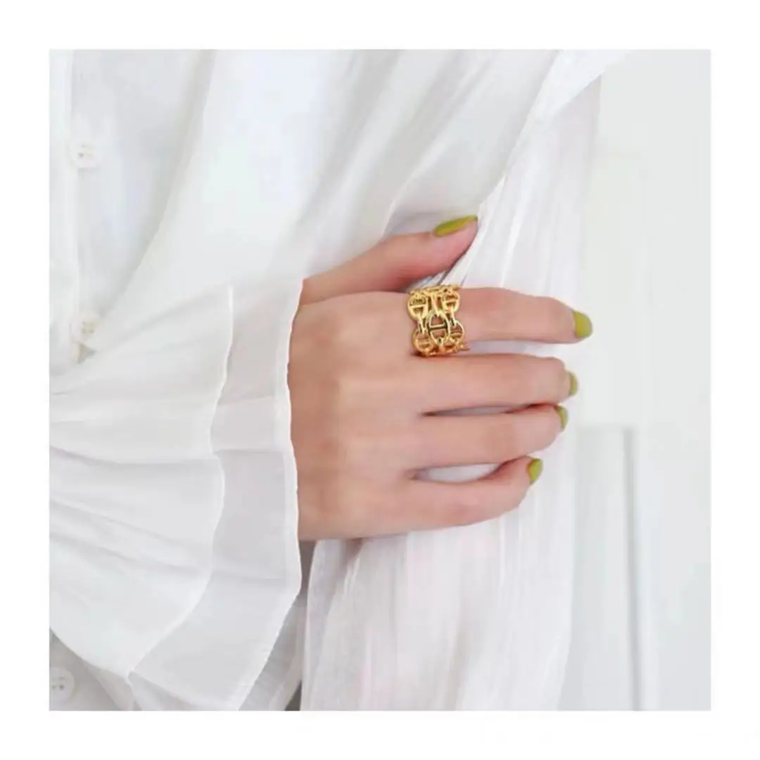 2021 autumn and winter new fashion temperament cold style wide face hollow metal fashion opening adjustable index finger ring
2021 autumn and winter new fashion temperament cold style wide face hollow metal fashion opening adjustable index finger ring
