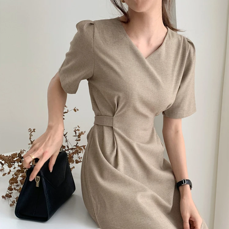 2021 New Women's Summer Dress V-Neck Puff Sleeve High Waist Checkered Fashionable Vintage Split Lace Up Lady Long Dress
2021 New Women's Summer Dress V-Neck Puff Sleeve High Waist Checkered Fashionable Vintage Split Lace Up Lady Long Dress