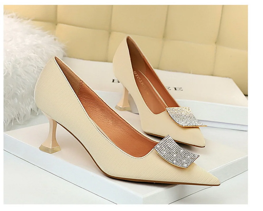 High Heel Women's Shoes Cat Heel Elegant High Heel Shallow Pointy Metal Rhinestone Buckle Single Shoes
High Heel Women's Shoes Cat Heel Elegant High Heel Shallow Pointy Metal Rhinestone Buckle Single Shoes