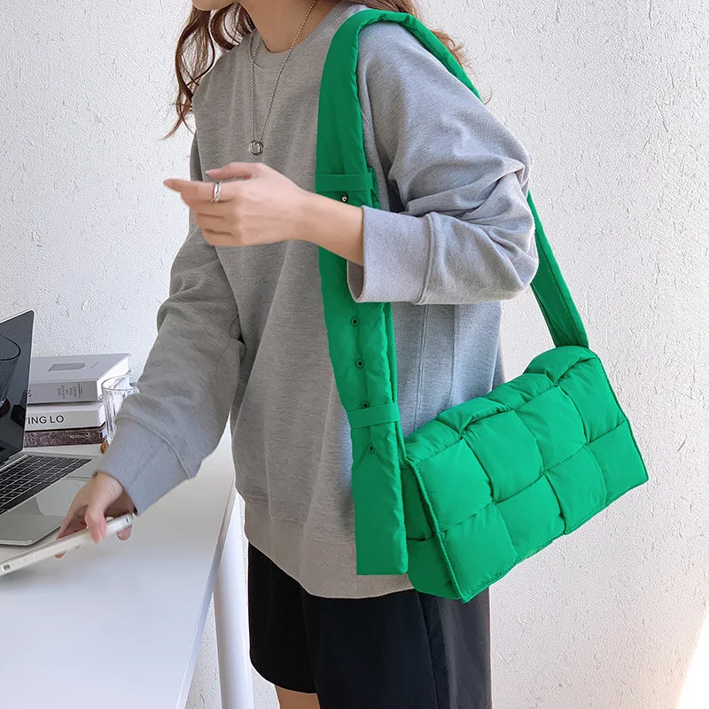 Messenger bag 2022 winter new women's bag fashion purse shoulder bag Oxford cloth woven silk cotton pillow bag
Messenger bag 2022 winter new women's bag fashion purse shoulder bag Oxford cloth woven silk cotton pillow bag