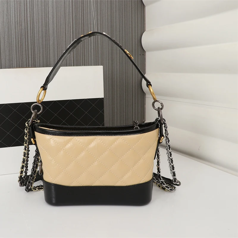 Ladies' new explosive style leather square exquisite noble handbag simple fashion all-match diagonal bag
Ladies' new explosive style leather square exquisite noble handbag simple fashion all-match diagonal bag