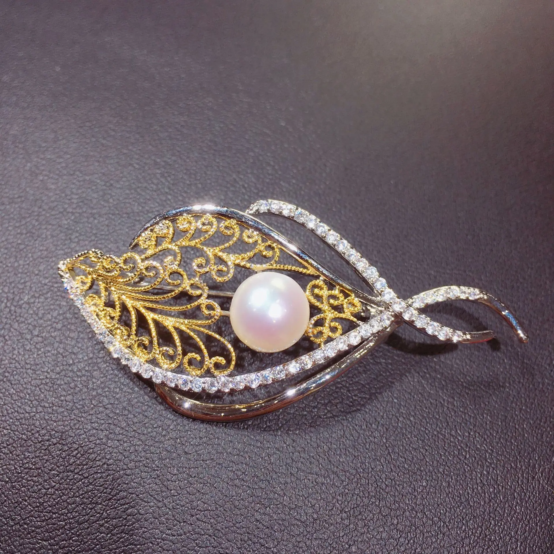 Брошь с натуральным пресноводным жемчугом, итальянское ремесло, высококачественный медь, микрозаик, циркон, внешняя торговля 
Брошь с натуральным пресноводным жемчугом, итальянское ремесло, высококачественный медь, микрозаик, циркон, внешняя торговля