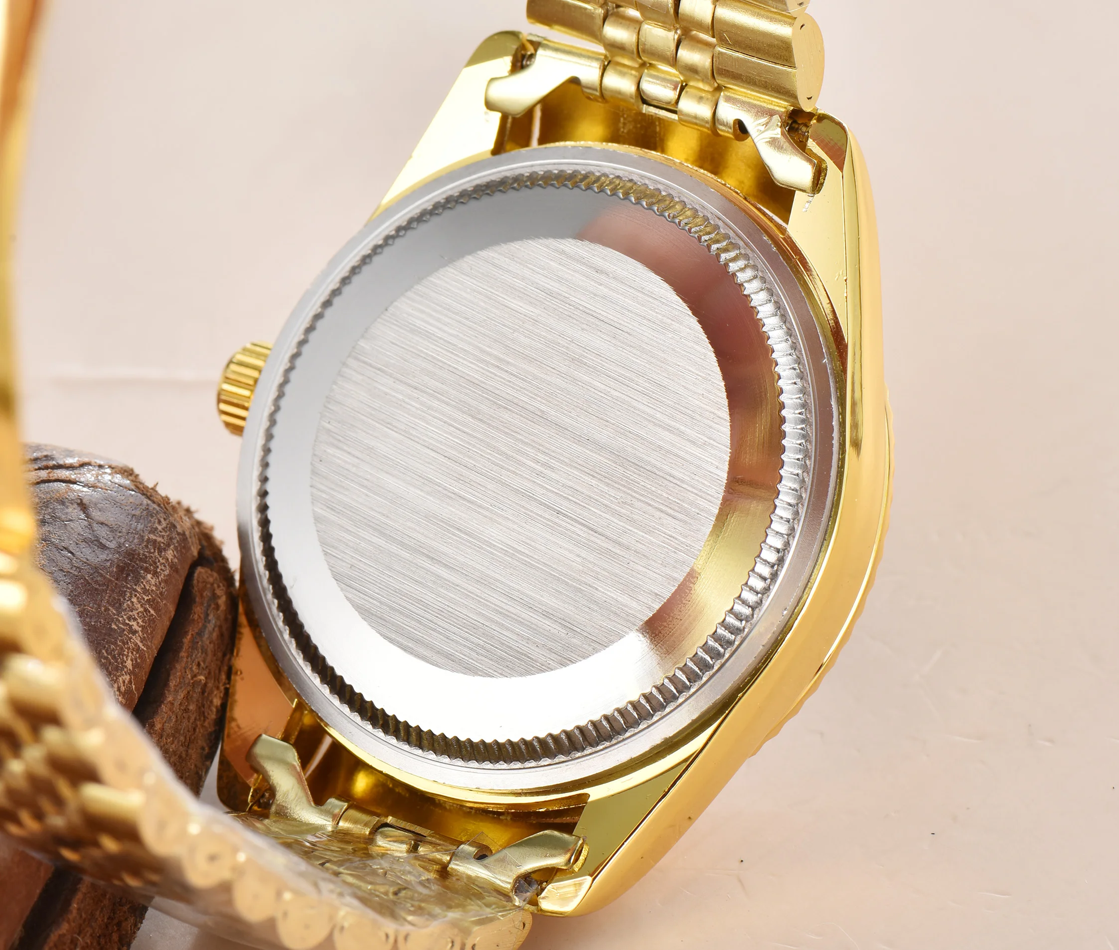 2021 New VODRICH DESIGN Luxury Gold Datejust Women Quartz Watch Classic Women Men Alloy Quartz Watch
2021 New VODRICH DESIGN Luxury Gold Datejust Women Quartz Watch Classic Women Men Alloy Quartz Watch