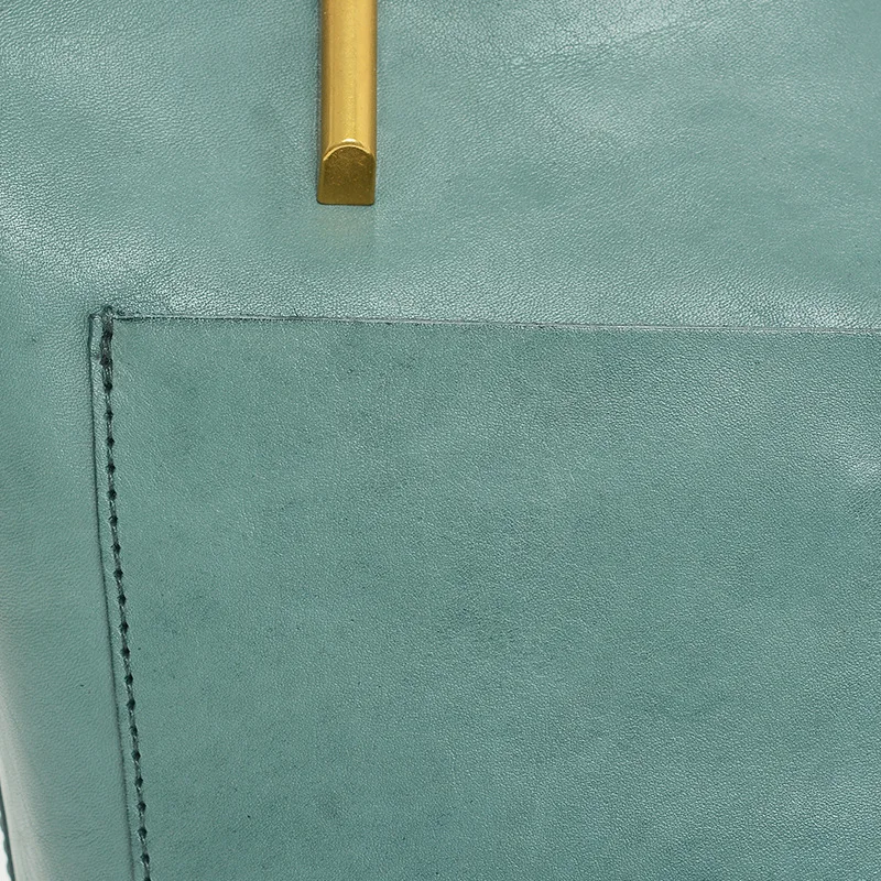 Handmade cowhide handbag tide messenger bag female leather bucket bag commuter bag retro simple female bag
Handmade cowhide handbag tide messenger bag female leather bucket bag commuter bag retro simple female bag