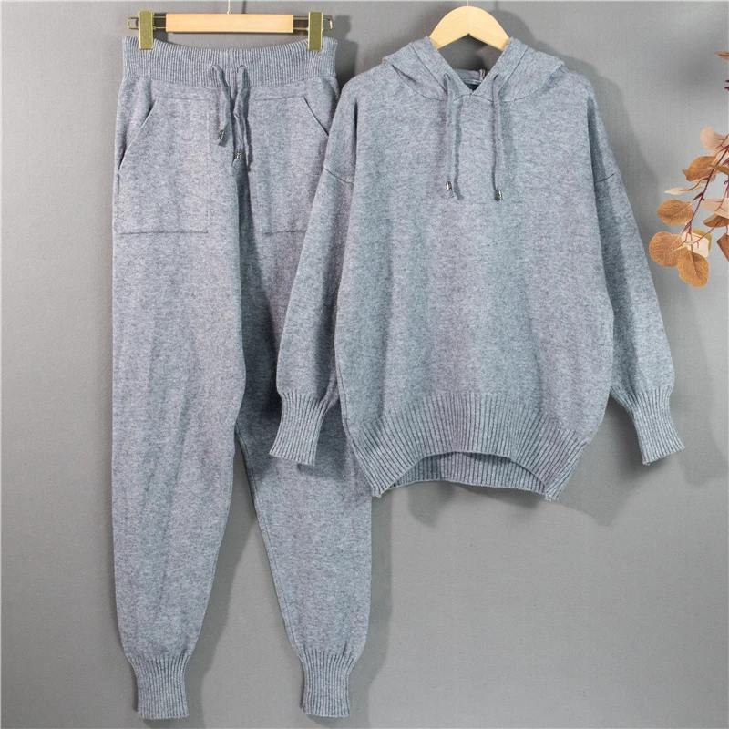 Autumn And Winter Women's Knitted Two-piece Fashion European And American Sweater Hooded Top + Trousers With Warm Feet
Autumn And Winter Women's Knitted Two-piece Fashion European And American Sweater Hooded Top + Trousers With Warm Feet