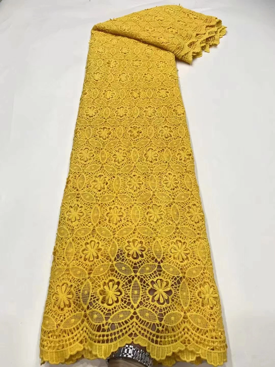 Самый популярный дизайн, вышитая молочная шелковая кружевная ткань желтого цвета, оптовая продажа, Африканское гипюровое кружево для вечер... 
Самый популярный дизайн, вышитая молочная шелковая кружевная ткань желтого цвета, оптовая продажа, Африканское гипюровое кружево для вечер...