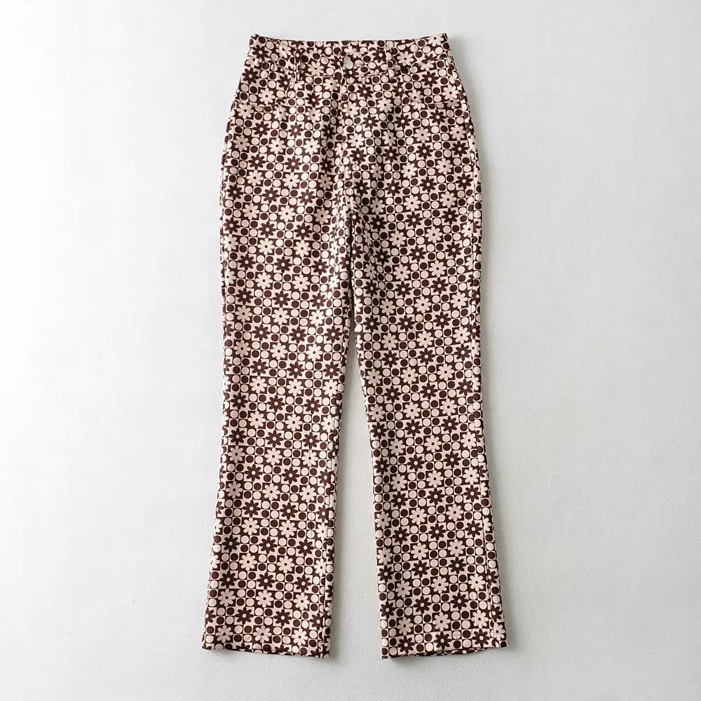 Облегающие широкие брюки с принтом и высокой талией
Облегающие широкие брюки с принтом и высокой талией