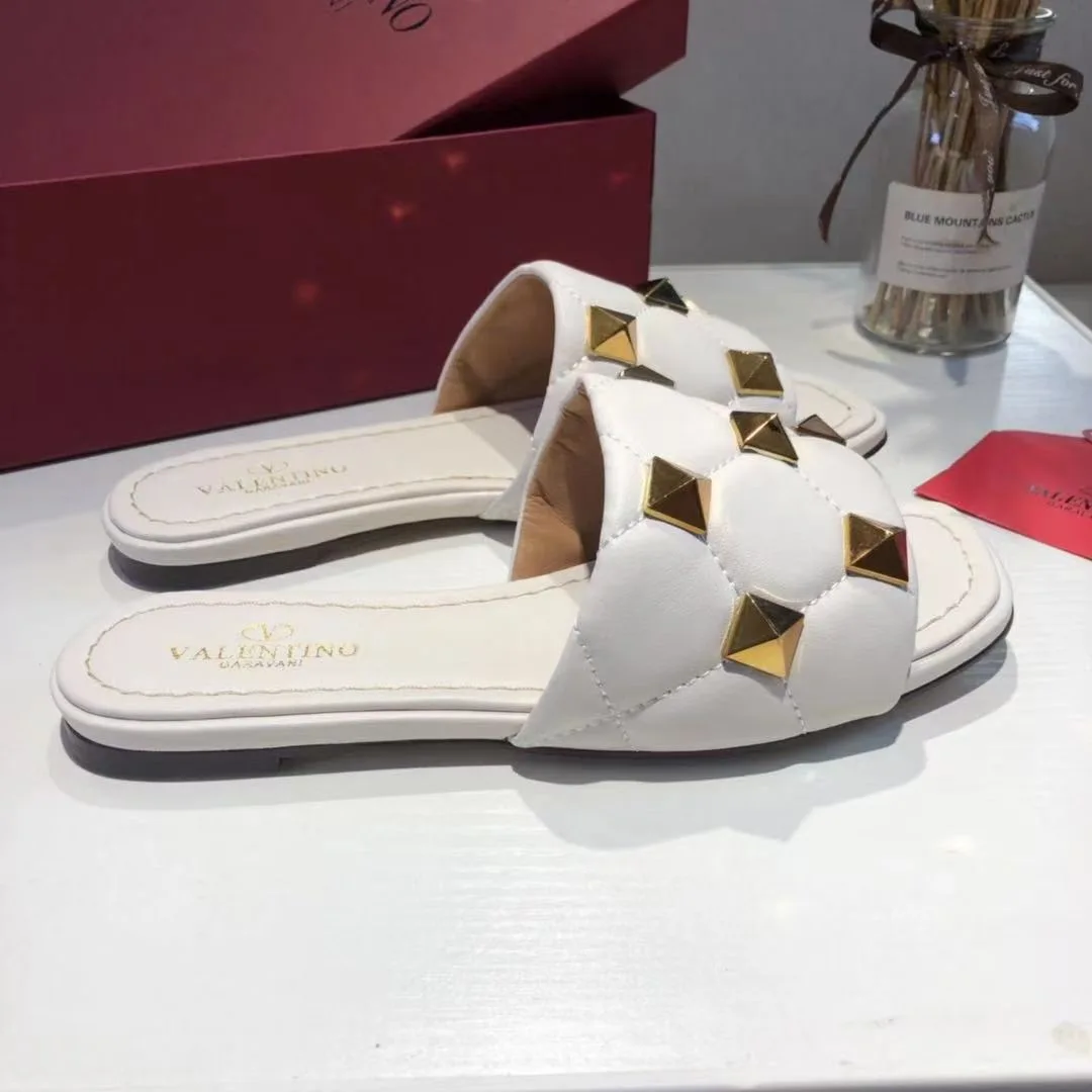famous VT Designer Brand Slippers High Quality Natural Leather women Sandals Fashion Brand Flat Shoes Ladies Slippers Beach shoe 
famous VT Designer Brand Slippers High Quality Natural Leather women Sandals Fashion Brand Flat Shoes Ladies Slippers Beach shoe