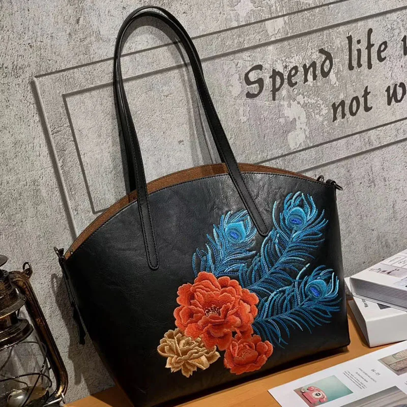 2021 New Real Cowhide Fashion Iadies shoulder bag high quality embroidery large capacity handbag famous brand retro ladies bag
2021 New Real Cowhide Fashion Iadies shoulder bag high quality embroidery large capacity handbag famous brand retro ladies bag