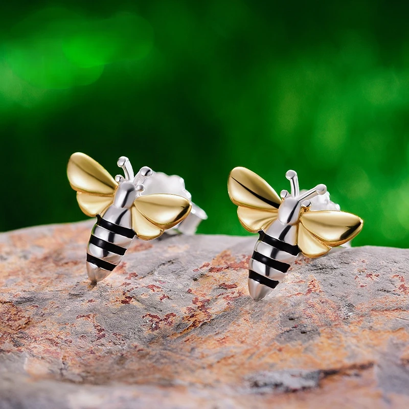 S925 Sterling Silver Cute Bee Color Separation Women's Earrings Fashion Design Exquisite High-end Jewelry Women's Holiday Gifts
S925 Sterling Silver Cute Bee Color Separation Women's Earrings Fashion Design Exquisite High-end Jewelry Women's Holiday Gifts