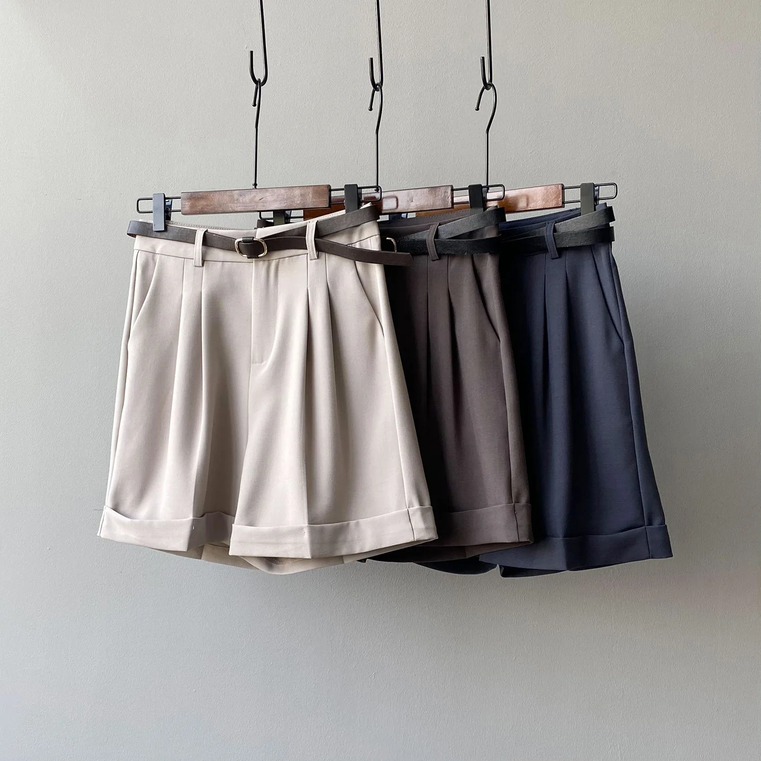 Korean Brief Design Suit Shorts For Women 2021 Fashion Solid High Waist Wide Leg Shorts With Belt
Korean Brief Design Suit Shorts For Women 2021 Fashion Solid High Waist Wide Leg Shorts With Belt