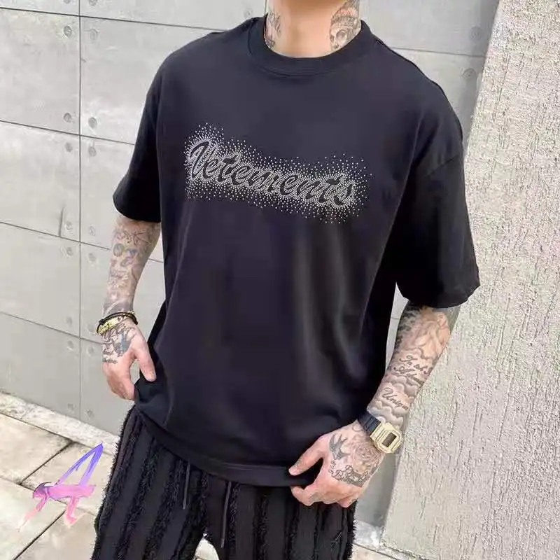 Oversize VETEMENTS T-shirts Men's Women's High Quality Studded Rhinestone Short-sleeved Vtm Casual Hip-hop Couple Tshirts
Oversize VETEMENTS T-shirts Men's Women's High Quality Studded Rhinestone Short-sleeved Vtm Casual Hip-hop Couple Tshirts