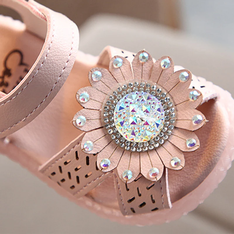 Summer Girls Sandals 2021 New Trend Solid Color Soft Sole Kid Shoe Flowers Flashing Light Princess Shoe Sandals Baby Girl Luxury
Summer Girls Sandals 2021 New Trend Solid Color Soft Sole Kid Shoe Flowers Flashing Light Princess Shoe Sandals Baby Girl Luxury