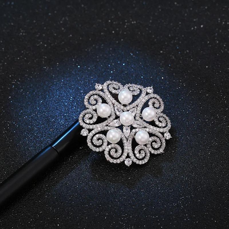 European and American exaggerated zircon brooch high-end women's hollow copper micro-inlaid lace corsage coat accessories pearl 
European and American exaggerated zircon brooch high-end women's hollow copper micro-inlaid lace corsage coat accessories pearl