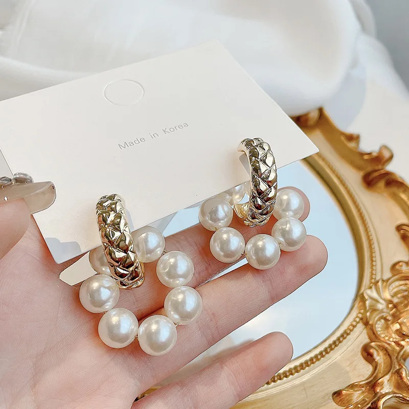 European and American retro pearl round earrings female fashion temperament s925 silver needle high-end earrings
European and American retro pearl round earrings female fashion temperament s925 silver needle high-end earrings
