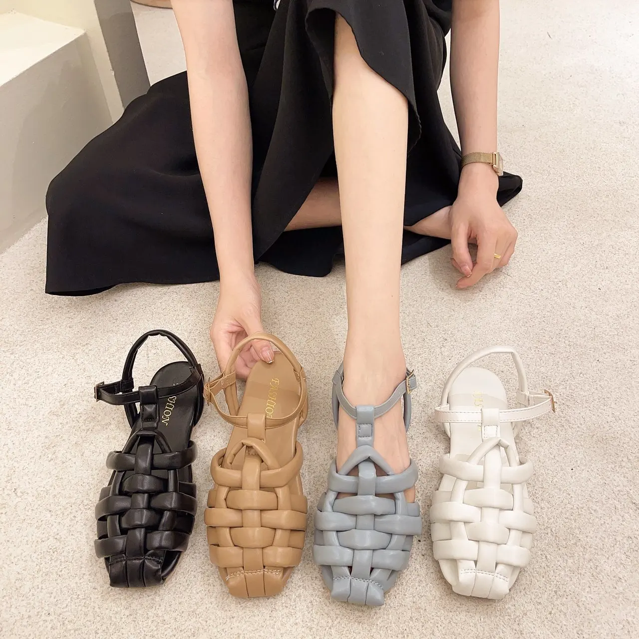 Women 2021 European And American Retro Woven Rome Sandals Summer Fashion Pu Leather Flat Casual One Word Buckle Sandalias
Women 2021 European And American Retro Woven Rome Sandals Summer Fashion Pu Leather Flat Casual One Word Buckle Sandalias