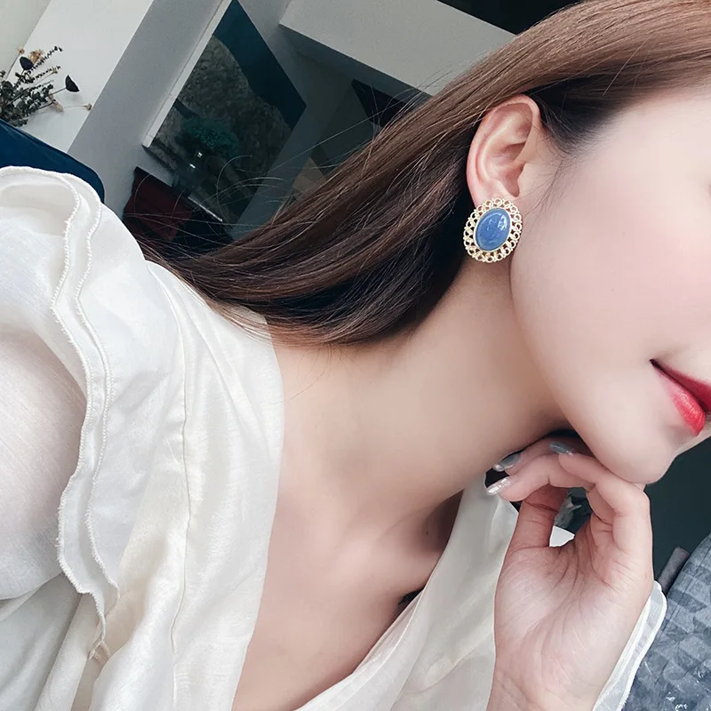 French Retro Palace Baroque Jewelry Accessories S925 Silver Needles Blue Resin Stud Earrings Metal Hollow Niche Female Earrings
French Retro Palace Baroque Jewelry Accessories S925 Silver Needles Blue Resin Stud Earrings Metal Hollow Niche Female Earrings