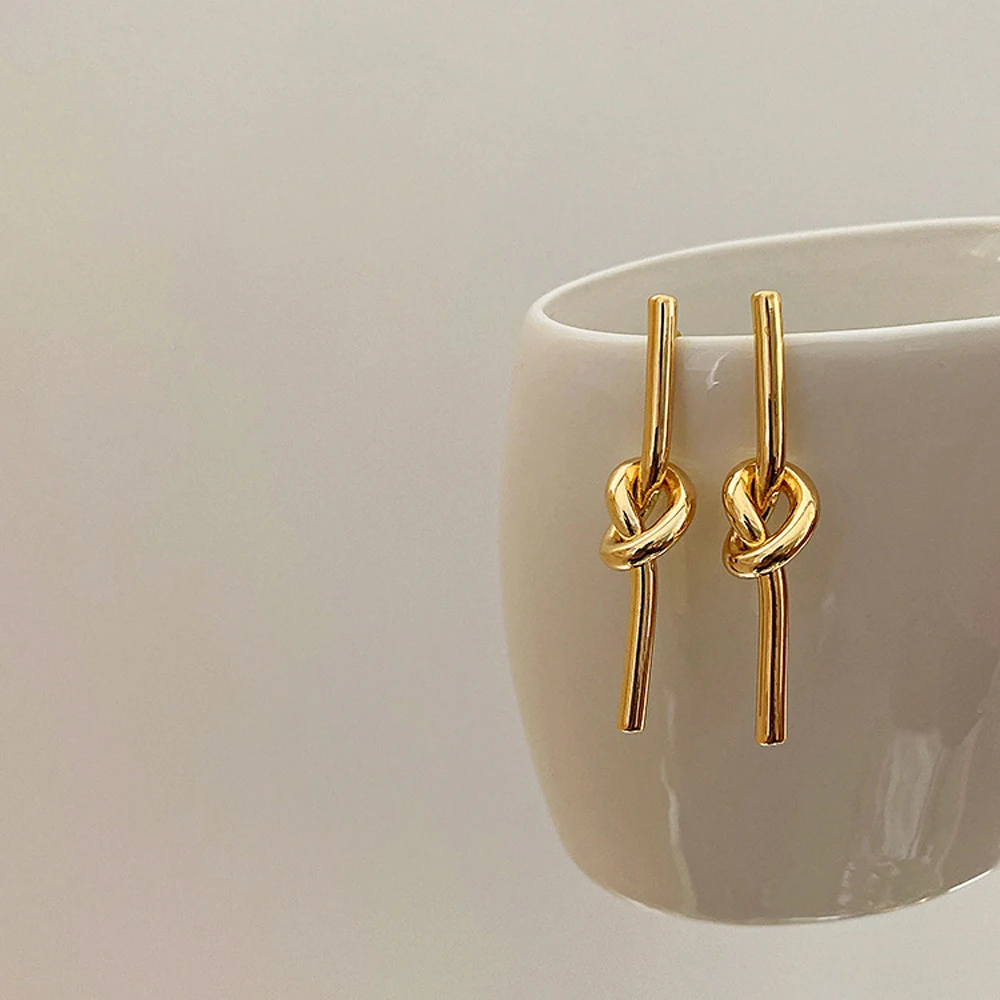 

Small Knot Design Metal Earrings Long Women Temperament Of Restoring Ancient Ways Is Contracted Aesthetic Character Earrings