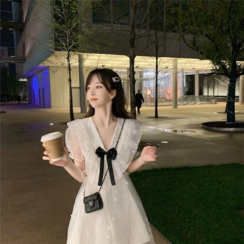 Summer V-neck Bow White Fairy Dress Elegant Sweet Printing High Waist Short Sleeve Dress New Korean Slim Lace Bandage Midi Dress
Summer V-neck Bow White Fairy Dress Elegant Sweet Printing High Waist Short Sleeve Dress New Korean Slim Lace Bandage Midi Dress