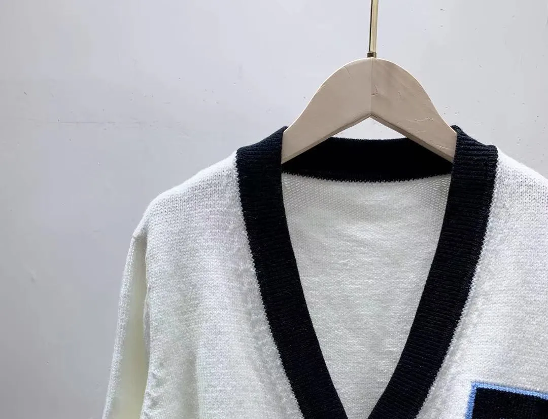 Letter Embroidery Women's V-Neck Sweater Long Sleeve Contrast Color Loose Single Breasted Ladies Knit Cardigan with Pockets
Letter Embroidery Women's V-Neck Sweater Long Sleeve Contrast Color Loose Single Breasted Ladies Knit Cardigan with Pockets