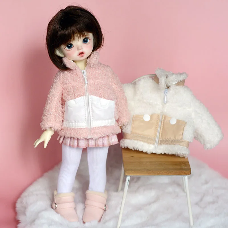 Одежда для куклы BJD, подходит для 1-6 размеров, водолазка, волосы ягненка, розовое, белое пальто, аксессуары для кукол
Одежда для куклы BJD, подходит для 1-6 размеров, водолазка, волосы ягненка, розовое, белое пальто, аксессуары для кукол