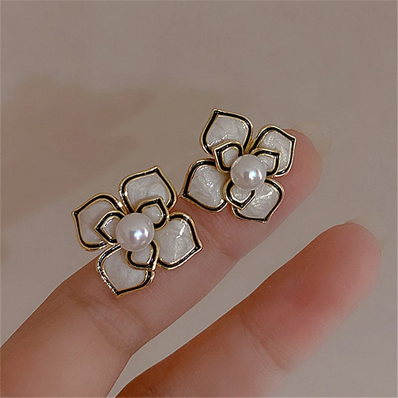 LOVOACC Elegant Black White Contrast Color Camellia Stud Earrings Imitation Pearl Multi-Layer Flower Statement Earring for Women
LOVOACC Elegant Black White Contrast Color Camellia Stud Earrings Imitation Pearl Multi-Layer Flower Statement Earring for Women