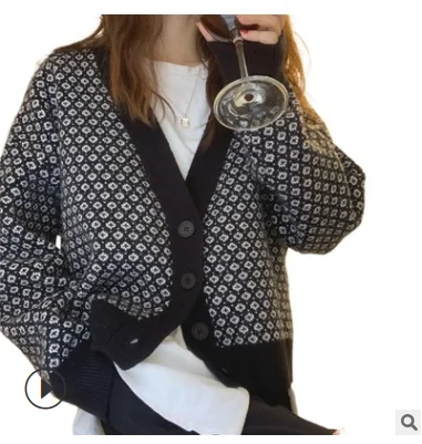 Geometric knit sweater women autumn and winter V-neck thickening single-breasted thickening loose top women's sweater
Geometric knit sweater women autumn and winter V-neck thickening single-breasted thickening loose top women's sweater