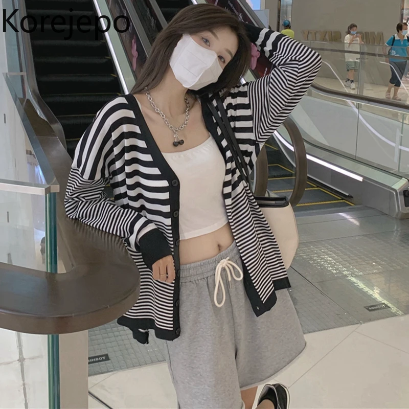 Korejepo Women Cardigan 2021 Early Autumn New Korean Chic Retro V-neck Long-sleeved Sweater Coat Cardigan Striped Sweater Tops
Korejepo Women Cardigan 2021 Early Autumn New Korean Chic Retro V-neck Long-sleeved Sweater Coat Cardigan Striped Sweater Tops