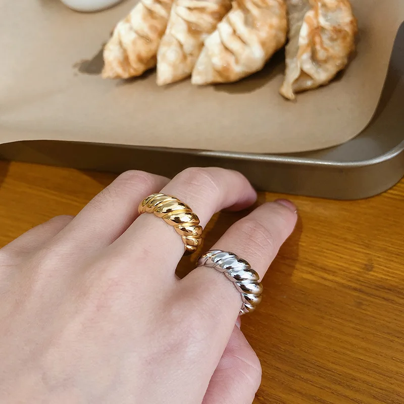 2020 New Fashion Jewelry for Girls Textured Croissant 18K Gold Rings For Women Open Knuckle Silver Rings on Finger for Men
2020 New Fashion Jewelry for Girls Textured Croissant 18K Gold Rings For Women Open Knuckle Silver Rings on Finger for Men