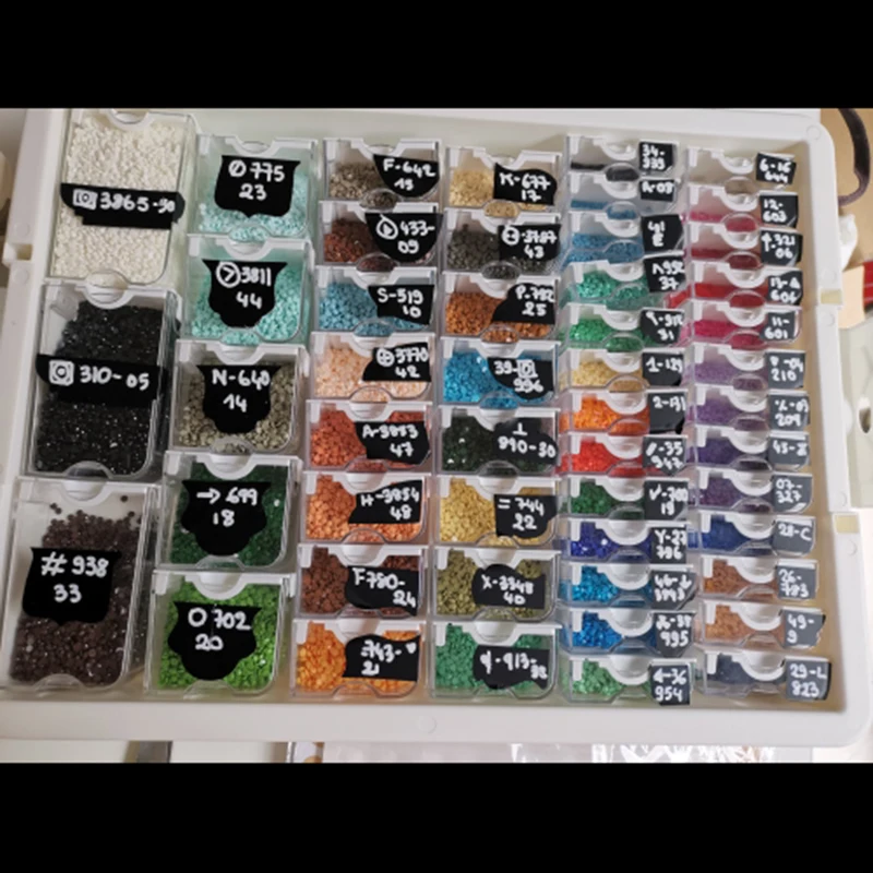 New Style Bead Storage Solutions Tiny Container Organizer with 78 Tiny Containers Tray and Lid for Beads and diamond painting
New Style Bead Storage Solutions Tiny Container Organizer with 78 Tiny Containers Tray and Lid for Beads and diamond painting