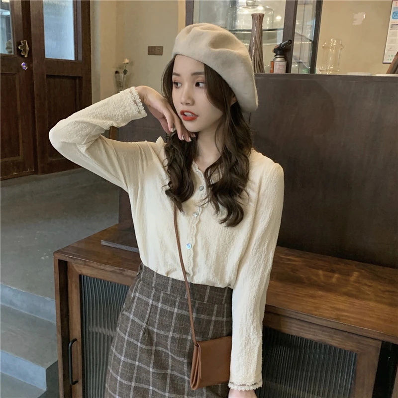 2021 Spring Fall Ladies Sweet Shirt Long Sleeves French Sweet V-neck Lace Women Bottoming Shirt Fashion Button Up Blouse Top
2021 Spring Fall Ladies Sweet Shirt Long Sleeves French Sweet V-neck Lace Women Bottoming Shirt Fashion Button Up Blouse Top
