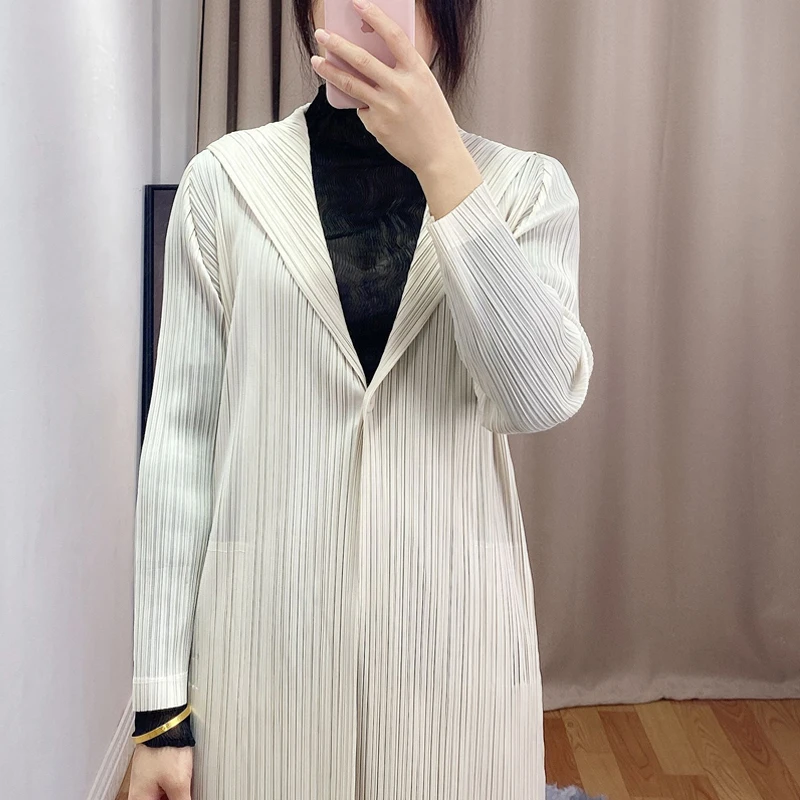 2020 spring new solid color Windbreaker Miyak pleated One button large size was thin and long Windbreaker TIED
2020 spring new solid color Windbreaker Miyak pleated One button large size was thin and long Windbreaker TIED